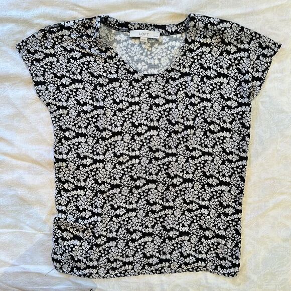 Loft Women’s Silky Tshirt Navy Floral Cap Sleeves Size XXSP - Picture 1 of 8
